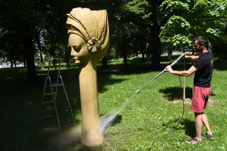 FOTO: Sochy v Parku M. R. Štefánika v Trenčíne sa profesionálne čistia
