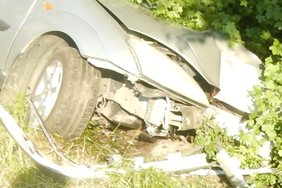 FOTO: Muž vo Sverepci zaspal za volantom, prešiel do protismeru a zišiel z cesty