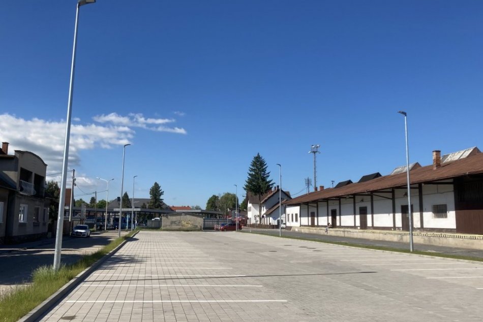 FOTO: Parkovisko v predstaničnom priestore v Prievidzi skolaudovali