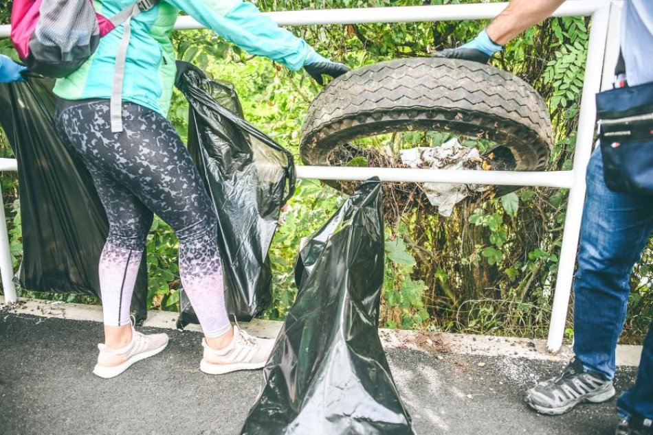 Dobrovoľníci v slovenských mestách vyhrnuli rukávy