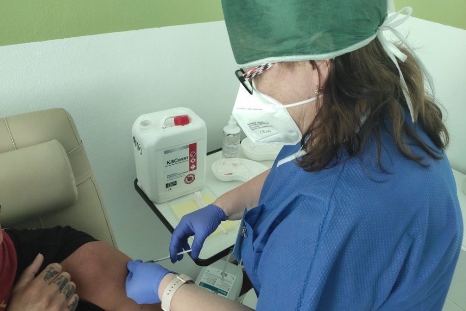 FOTO: V Trenčianskom kraji začali očkovať Sputnikom V