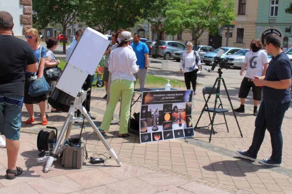 V OBRAZOCH: Čiastočné zatmenie Slnka pozorovali aj v centre Bystrice