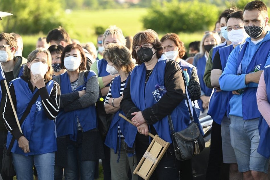 FOTO: Zamestnanci strojárskej spoločnosti v Beluši vstúpili do ostrého štrajku