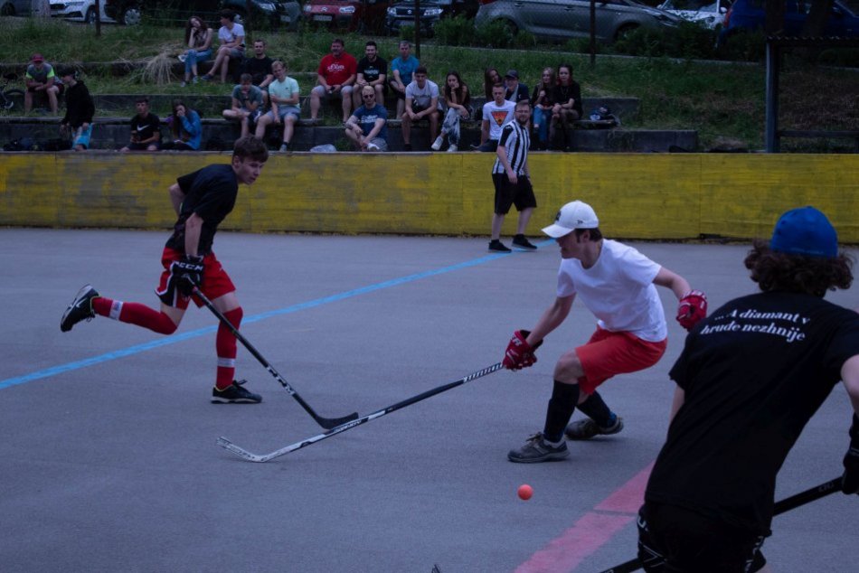 V OBRAZOCH: Bystrické gymnáziá si to rozdali v hokejbale