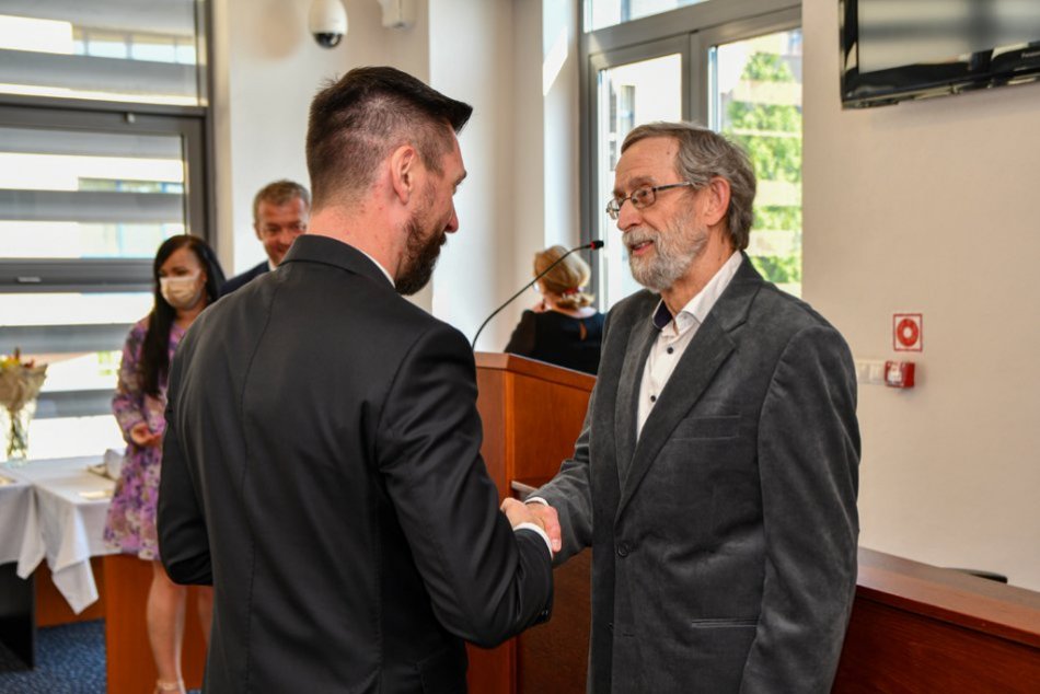 OBRAZOM: Bohuslav Kortman si preberá Cenu Trenčianskeho samosprávneho kraja