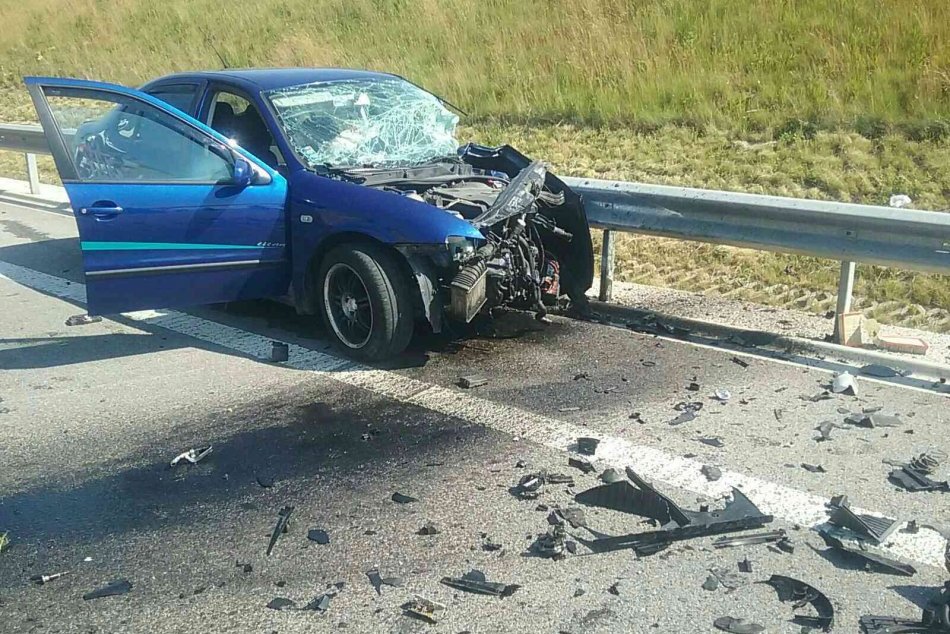 FOTO: Dopravná nehoda na R2 pri Bánovciach nad Bebravou