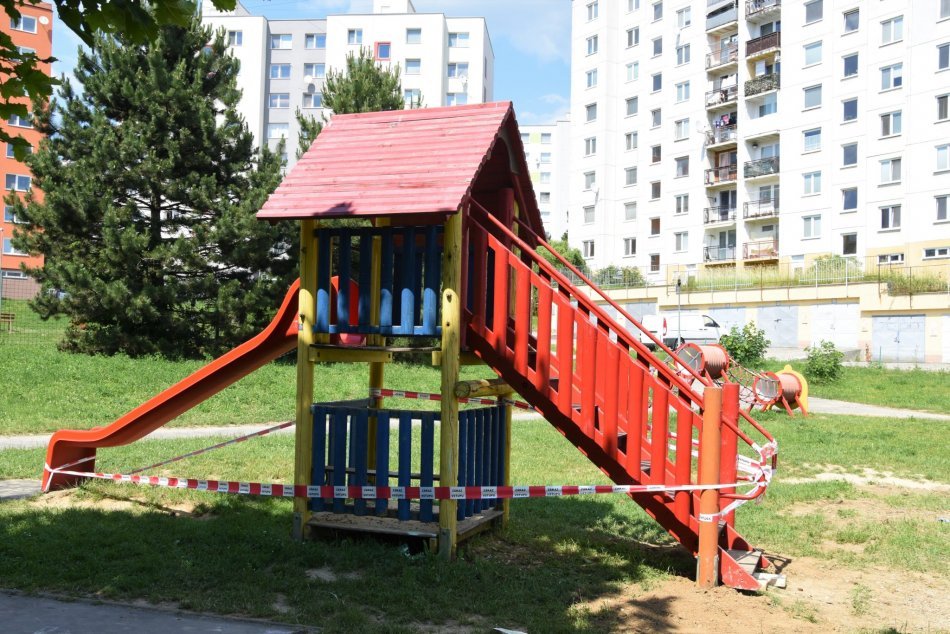 FOTO: Trenčianska radnica začala s renováciou detského ihriska v Halalovke