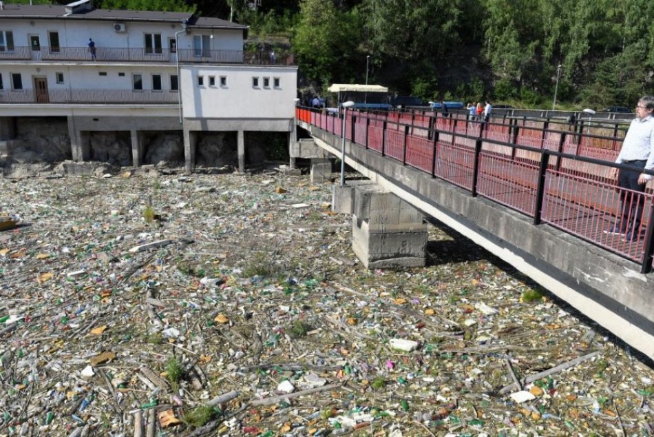 Odpad vo vodnej nádrži Ružín