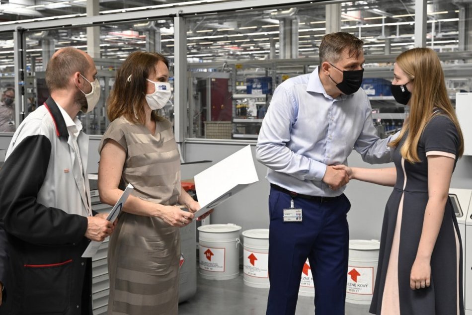 OBRAZOM: Duálne vzdelávanie u prievidzského dodávateľa má prvých absolventov
