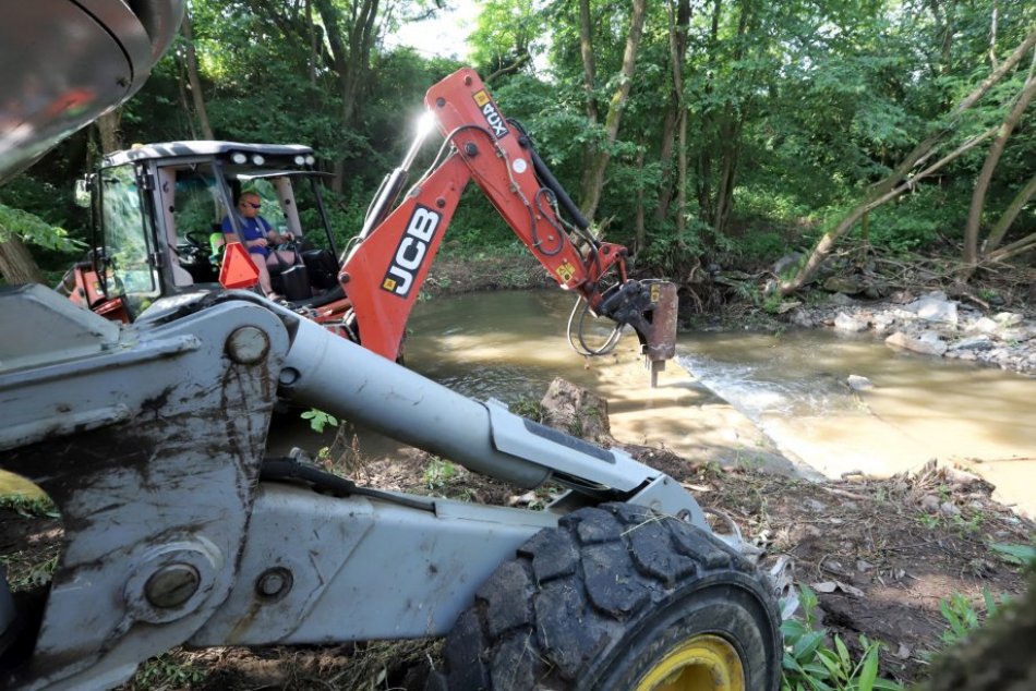 V OBRAZOCH: Odstraňovanie hate na rieke Hučava