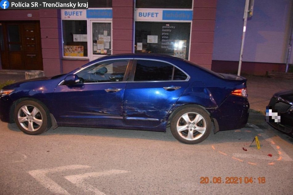 FOTO: Opitý vodič V Trenčíne sa chcel vyhnúť policajtom, lenže narazil do auta