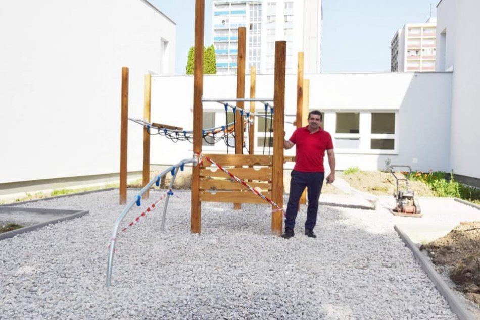 V OBRAZOCH: V areáli breznianskej škôlky pribudli herné prvky