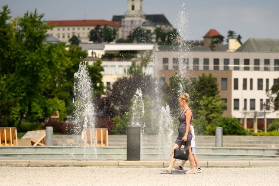 Nitrania bojujú s horúčavami pri fontáne aj so zmrzlinou