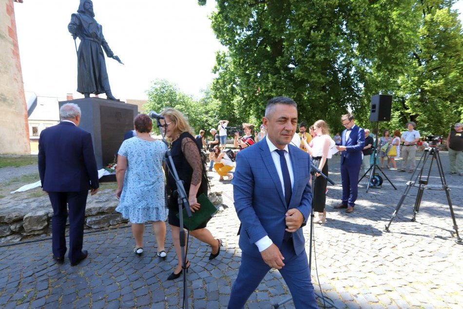 V OBRAZOCH: V Bystrici odhalili sochu Bela IV.