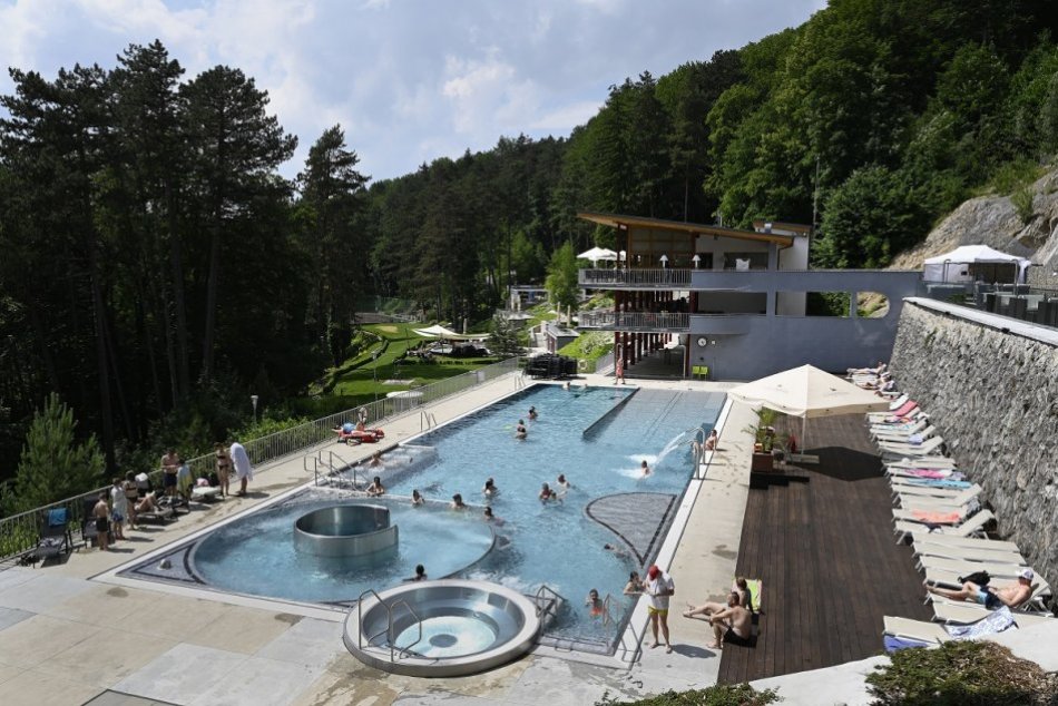OBRAZOM: Jedinečné kúpalisko Zelená žaba v Trenčianskych Tepliciach