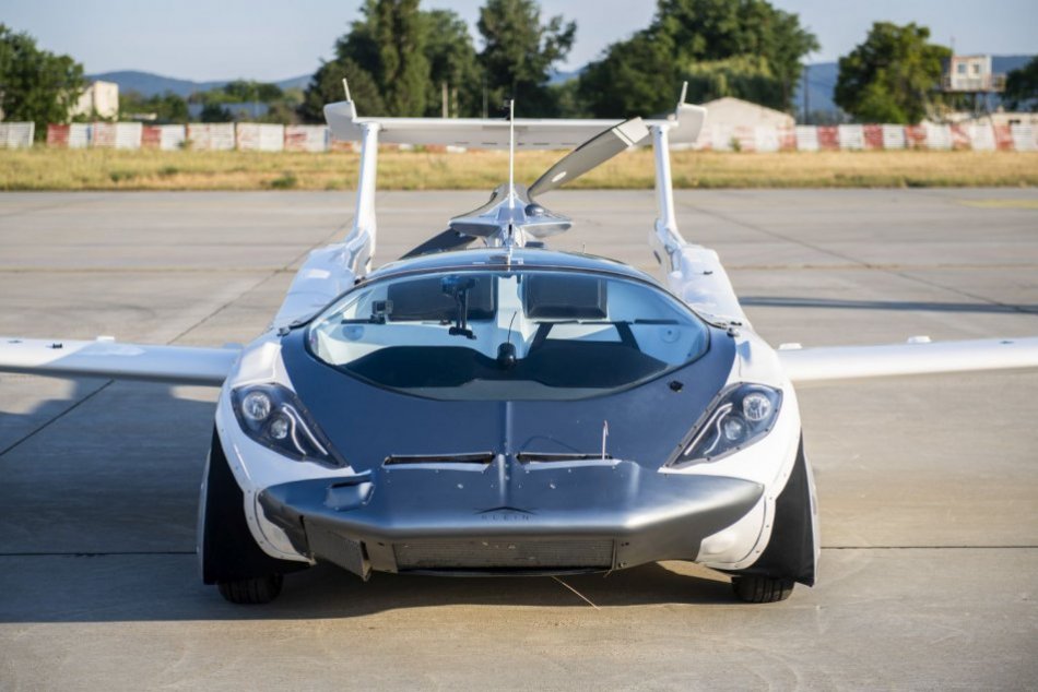 Slovenské lietajúce auto AirCar preletelo z Nitry do Bratislavy za 25 minút