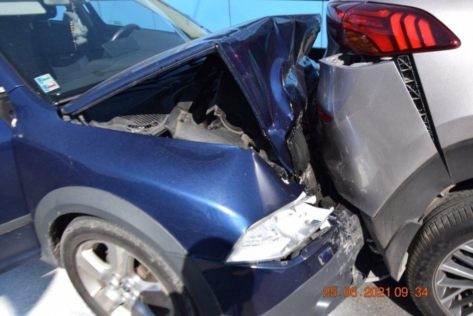 FOTO: Pri nehode v Novákoch sa zranilo dieťa, vodička bola pod vplyvom alkoholu