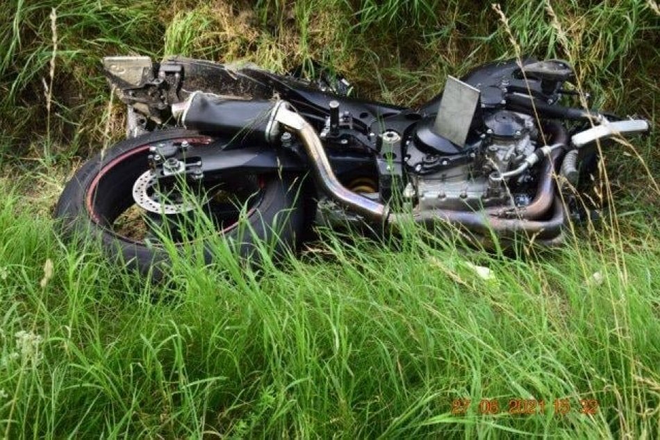 V OBRAZOCH: Motorkár narazil do pred ním idúceho auta