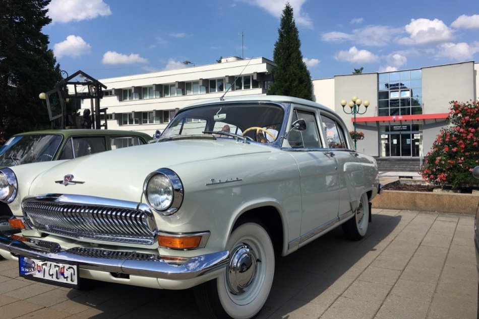 OBRAZOM: Historické vozidlá skrášlili pešiu zónu v centre Považskej Bystrice