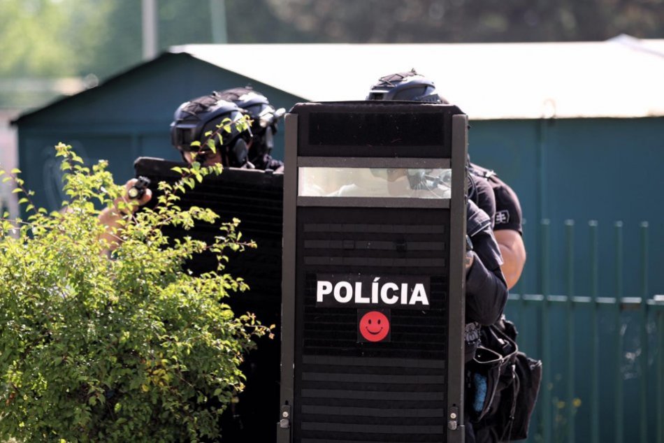 V OBRAZOCH: V bystrickej škole prebiehalo cvičenie - rukojemnícka dráma