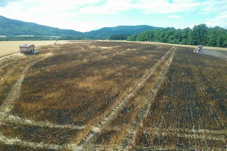OBRAZOM: Požiar obilia na poli v obci Malinová