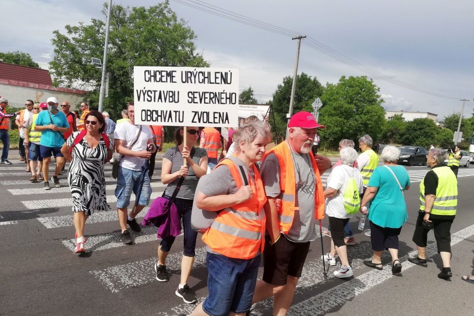 V OBRAZOCH: Vo Zvolene blokovali cestu občania, žiadajú výstavbu obchvatu