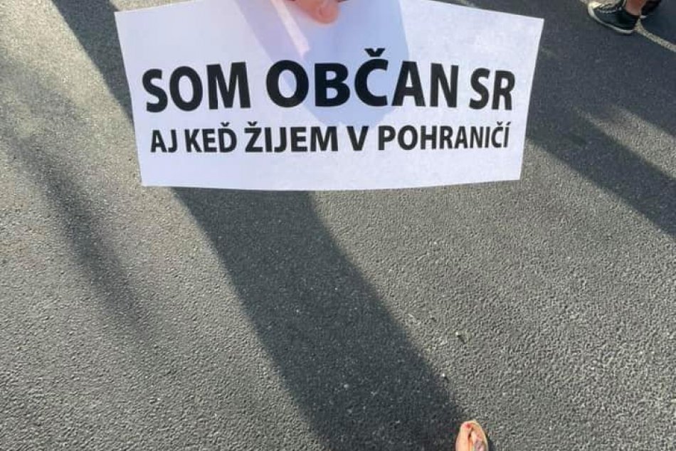 Pendleri na rôznych miestach blokujú hranice Slovenska