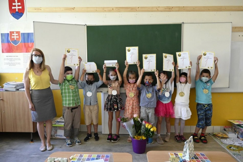 FOTO: Oneskorené odovzdávanie vysvedčení na ZŠ v Mníchovej Lehote