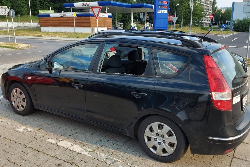 V OBRAZOCH: Na bystrickom parkovisku niekto vykradol auto