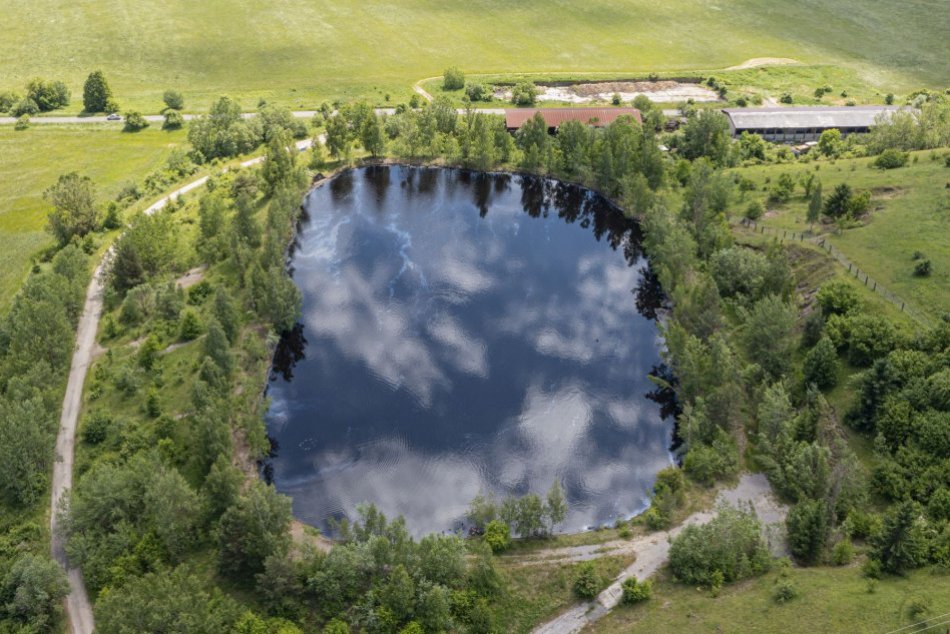 V OBRAZOCH: Gudrónové jamy pri obci Predajná zachytené dronom