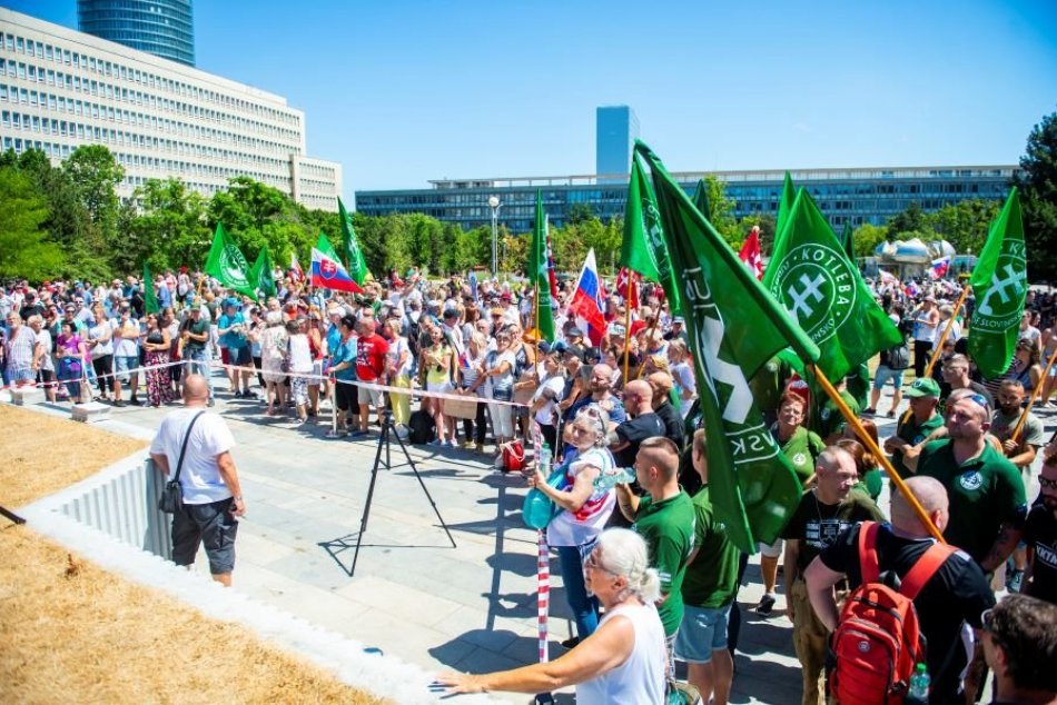 OBRAZOM: Pred Úradom vlády protestoval dav
