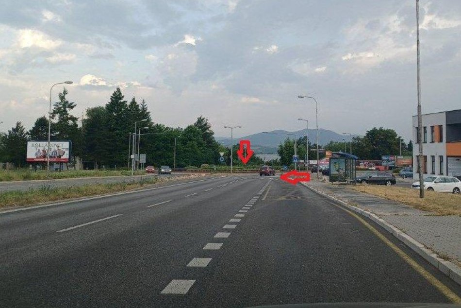 FOTO: Na Soblahovskej ulici v Trenčíne pod Juhom mal vodič takmer zraziť matku