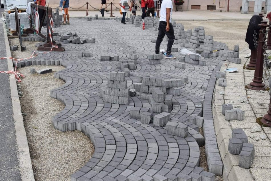 V OBRAZOCH: Nová historická dlažba na breznianskom námestí