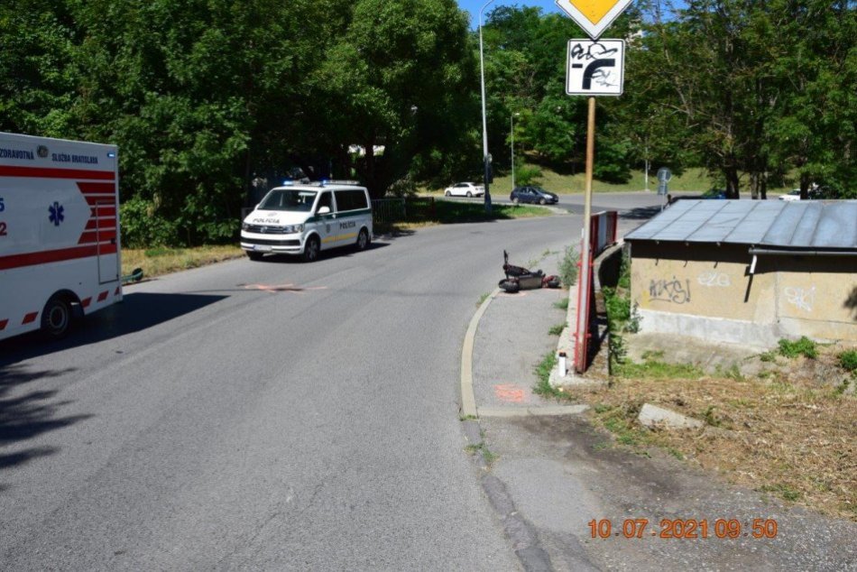 V OBRAZOCH: Kolobežkár utrpel po páde v Bystrici ťažké zranenia