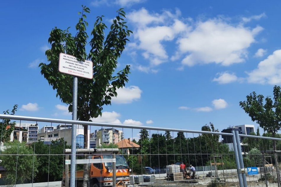 Výstavba parku v Karlovej Vsi