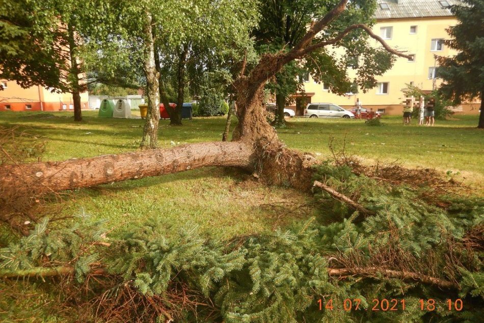 FOTO: Takého situácie museli po búrke riešiť dubnickí hasiči