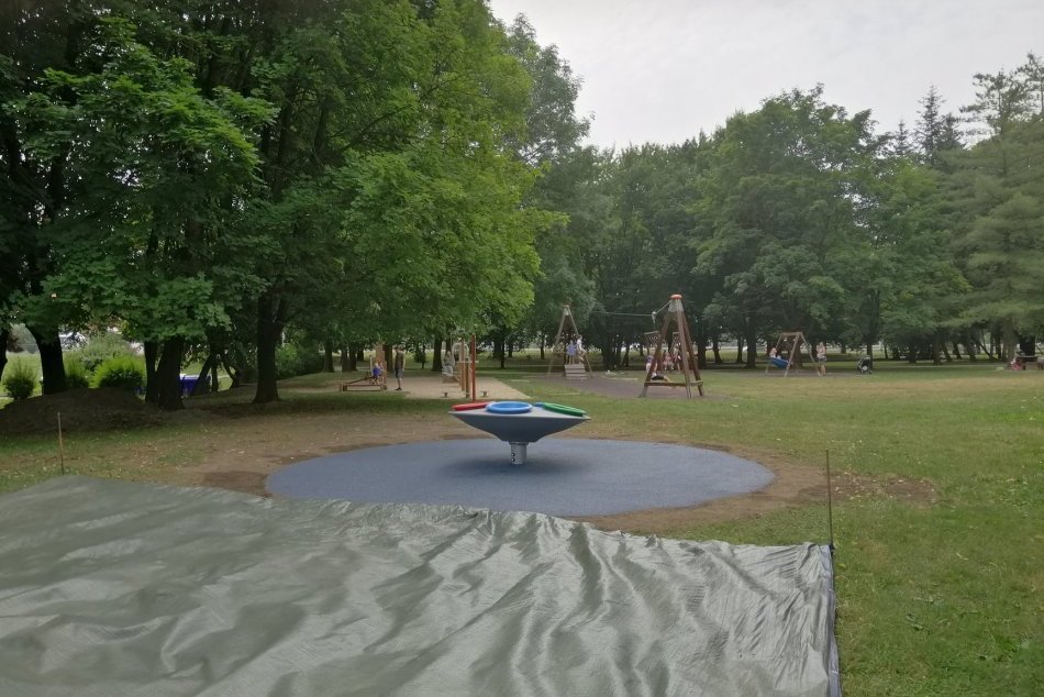 V OBRAZOCH: Novinkou na bystrickom ihrisku je inkluzívny kolotoč