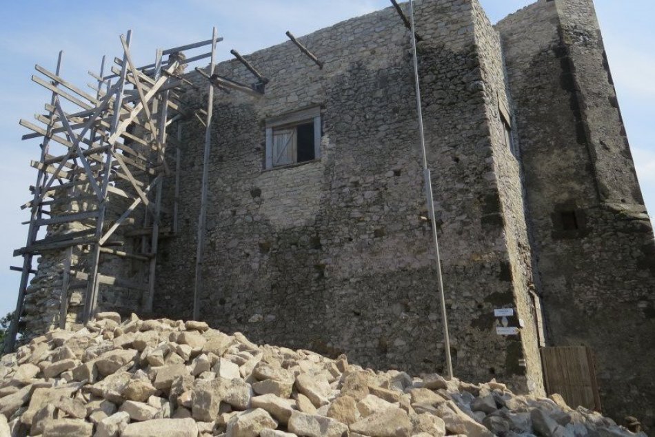 S vínom sa spája aj obec Vinné: Krásny hrad, vinice aj jazero