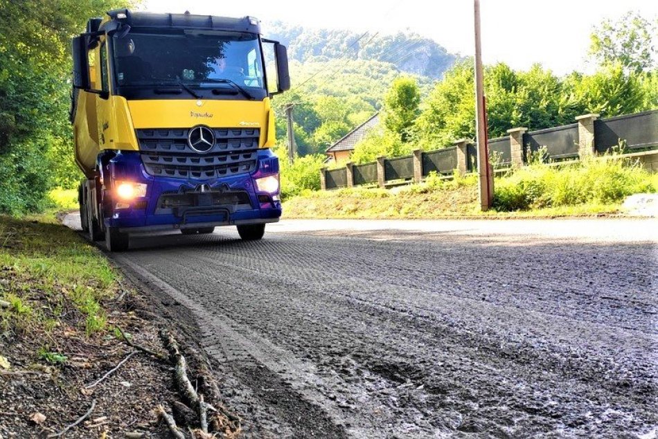 FOTO: V Trenčianskom kraji začali súvislé opravy ciest za takmer 7,5 milióna eur