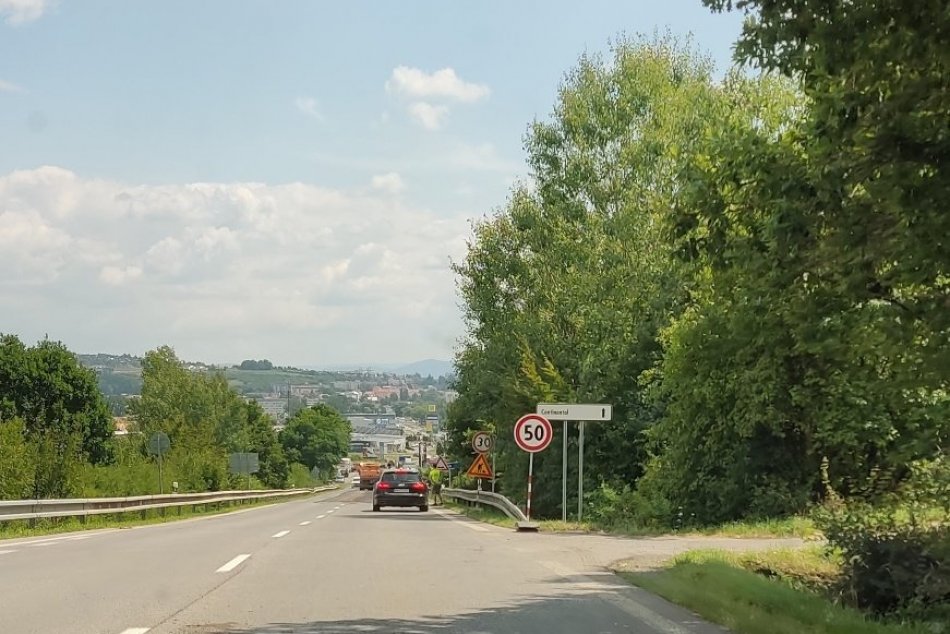 V OBRAZOCH: Vo Zvolene prebieha údržba ciest