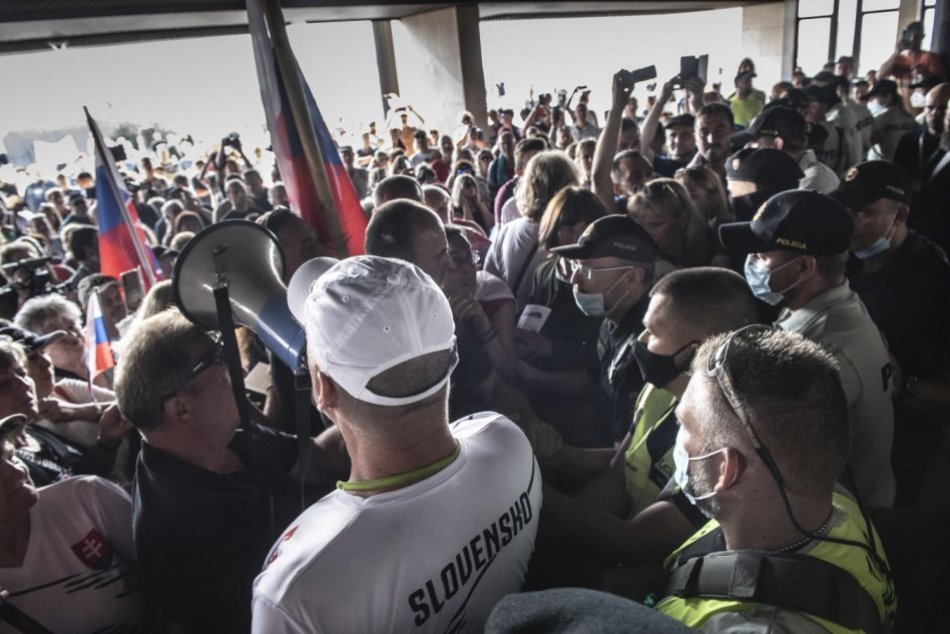 Stovky protestujúcich blokovali vstup do budovy parlamentu
