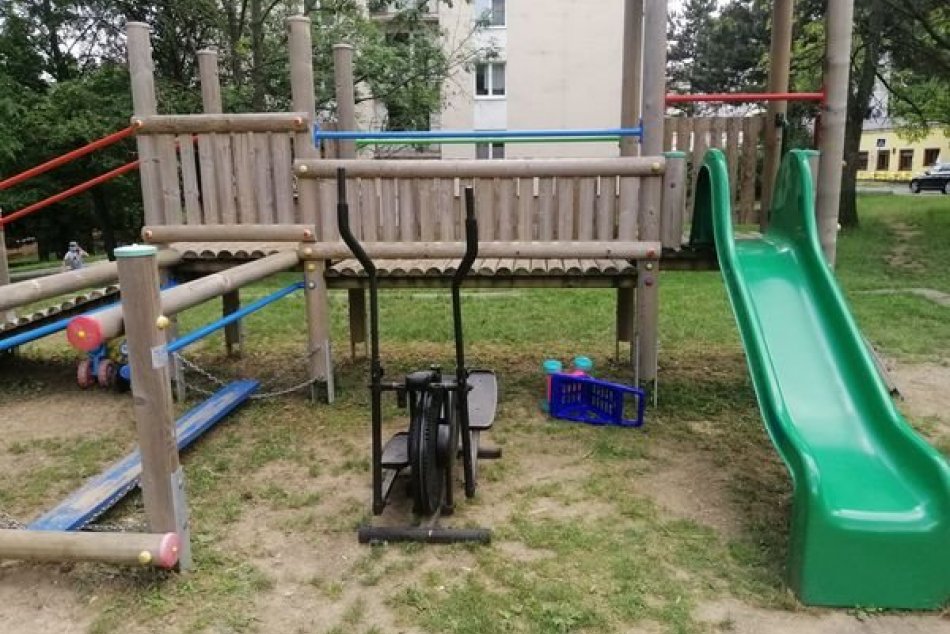 V OBRAZOCH: Prekvapivý neporiadok na bystrickom detskom ihrisku