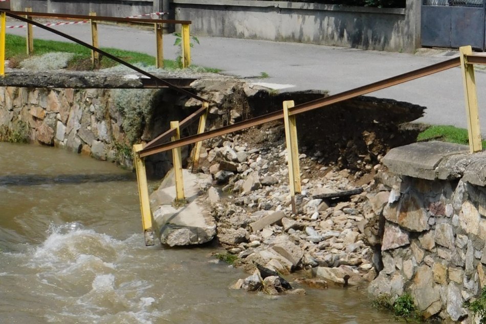 FOTO: Povodne vo Valaskej Belej spôsobili státisícové škody