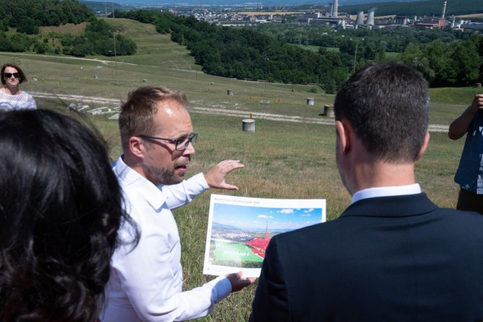 OBRAZOM: Predseda vlády SR Eduard Heger na odkalisku v Zemianskych Kostoľanoch