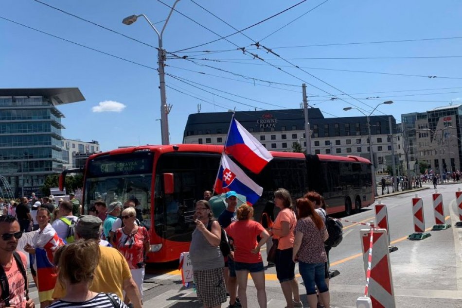 Protestujúci zablokovali okolie Hodžovho námestia