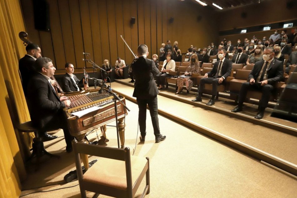 V OBRAZOCH: Pamätný deň rómskeho holokaustu si v Bystrici uctil aj premiér Heger