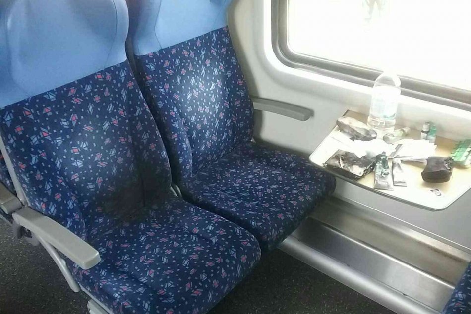 Výbuch vo vlaku spôsobila nabíjačka