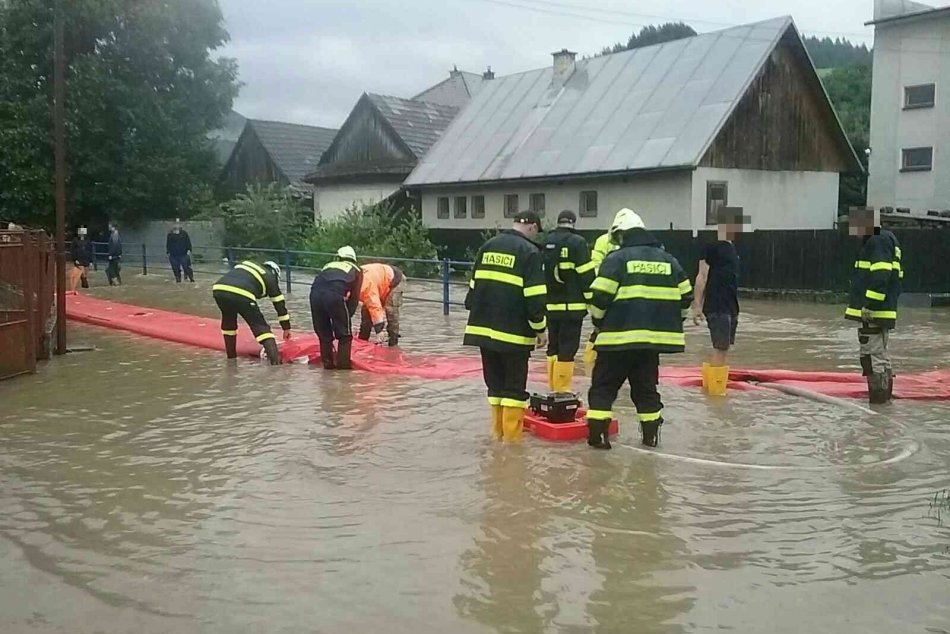 FOTO: Hasiči odstraňovali následky búrok v Trenčianskom kraji