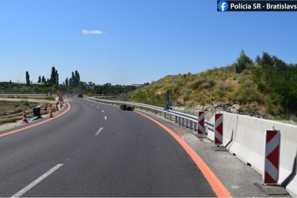 Polícia pátra po svedkoch nehody pri Bratislave, pri ktorej sa zranil motorkár