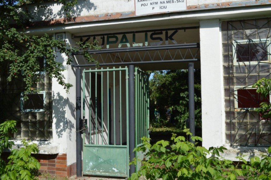 Čistenie schátraného kúpaliska v Šali